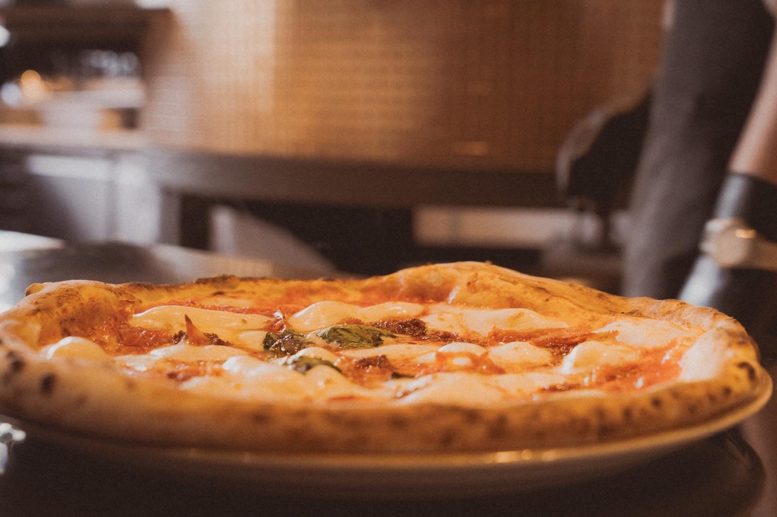 Pizza napolitaine croûte léopardée servie à la Pizzeria 1032