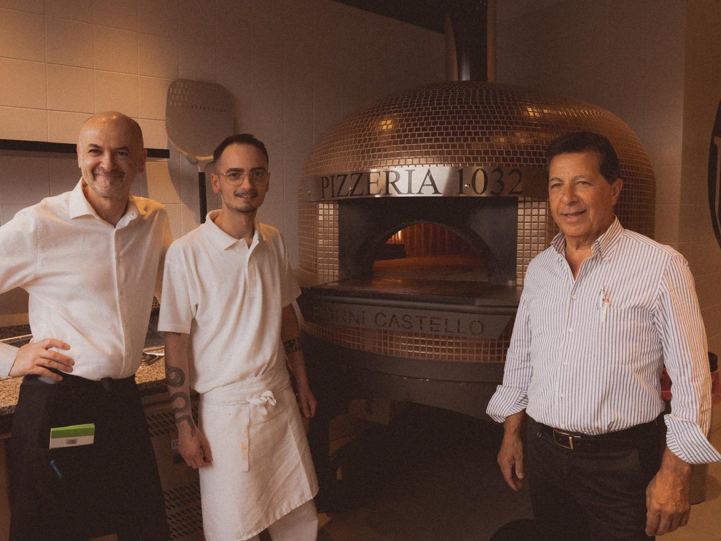 L'équipe de la Pizzeria 1032 devant le four à bois
