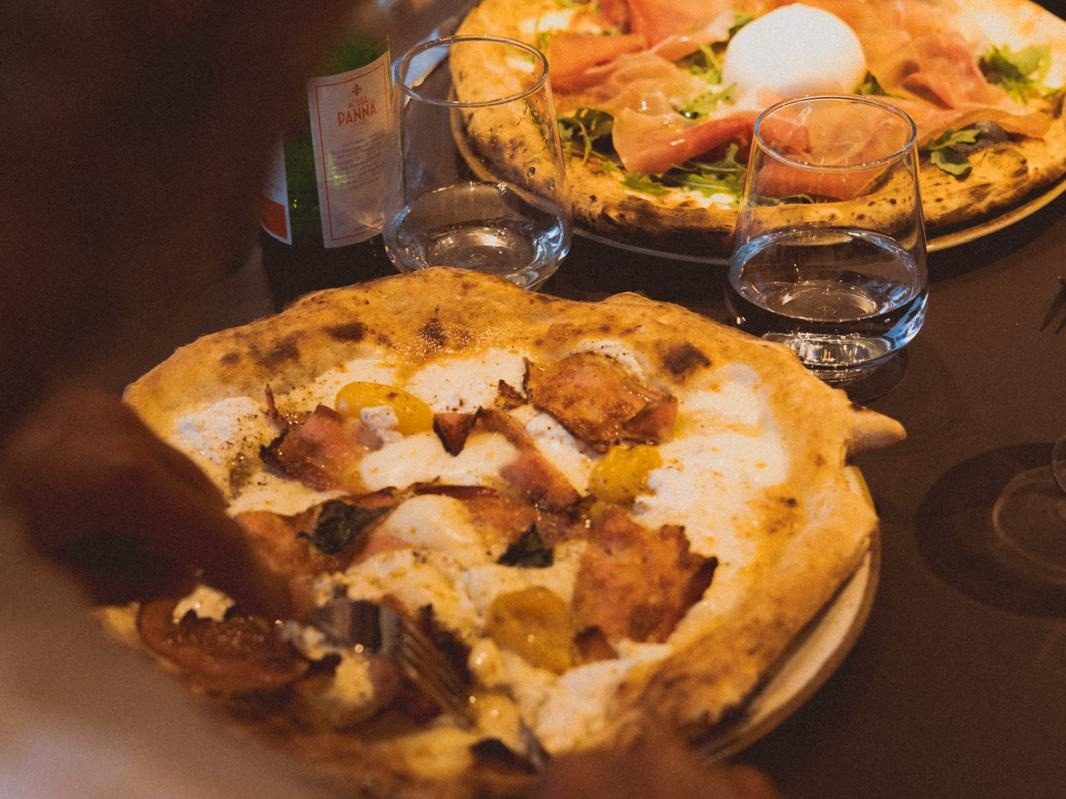 Pizzas napolitaines servies en salle à Auderghem