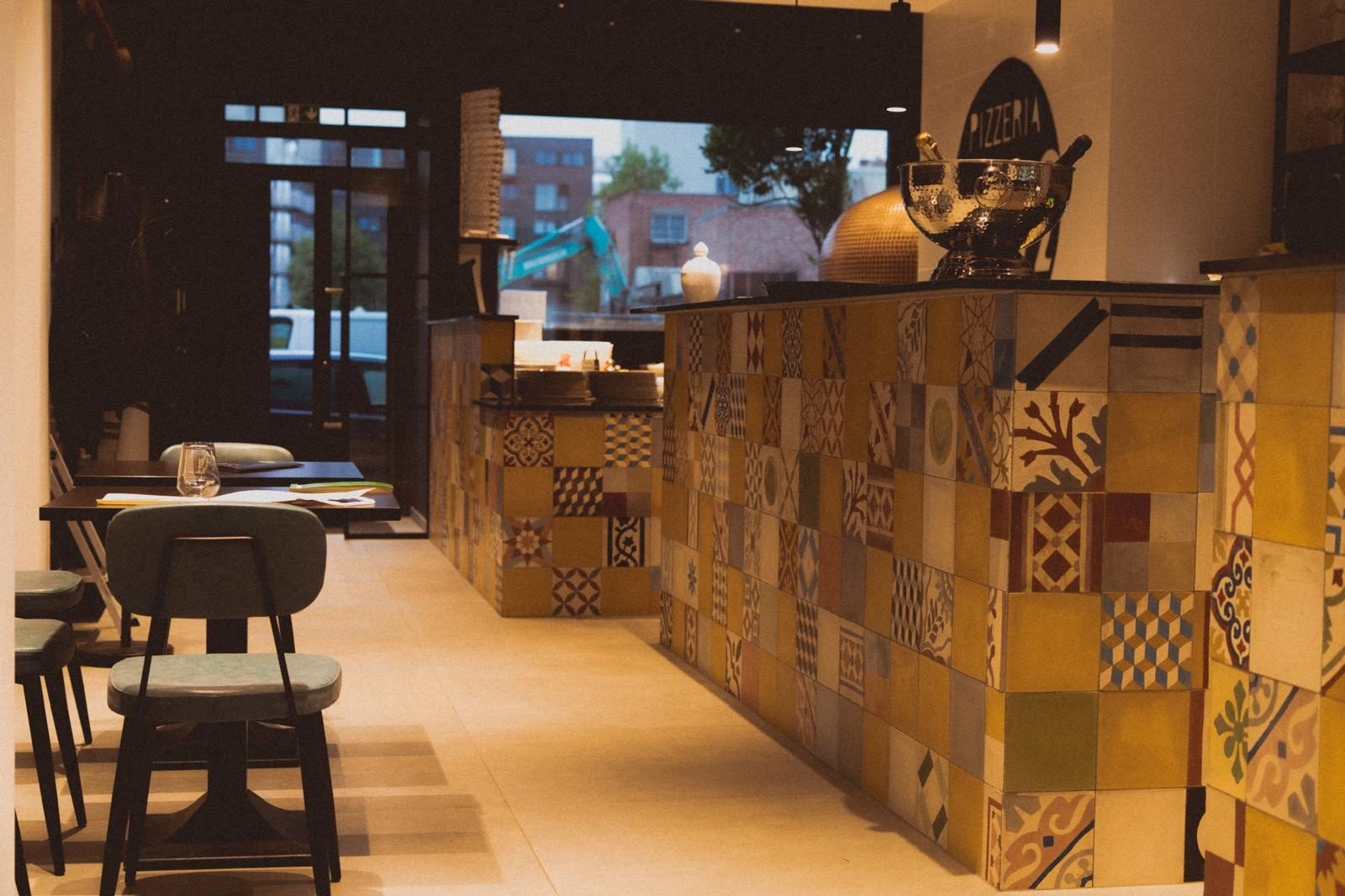 Salle et comptoir carrelé de la Pizzeria 1032 à Auderghem