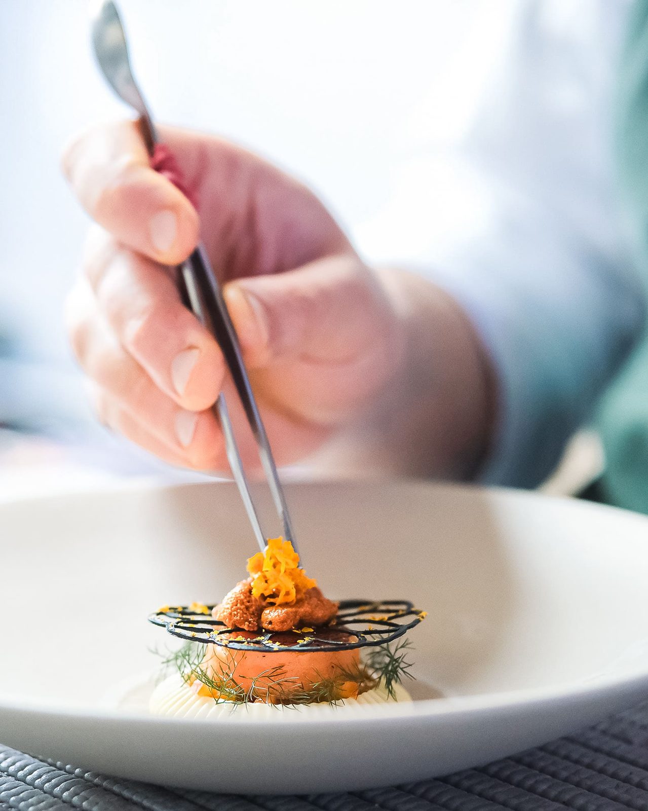 Dressage d'une assiette en cuisine au restaurant Quartz