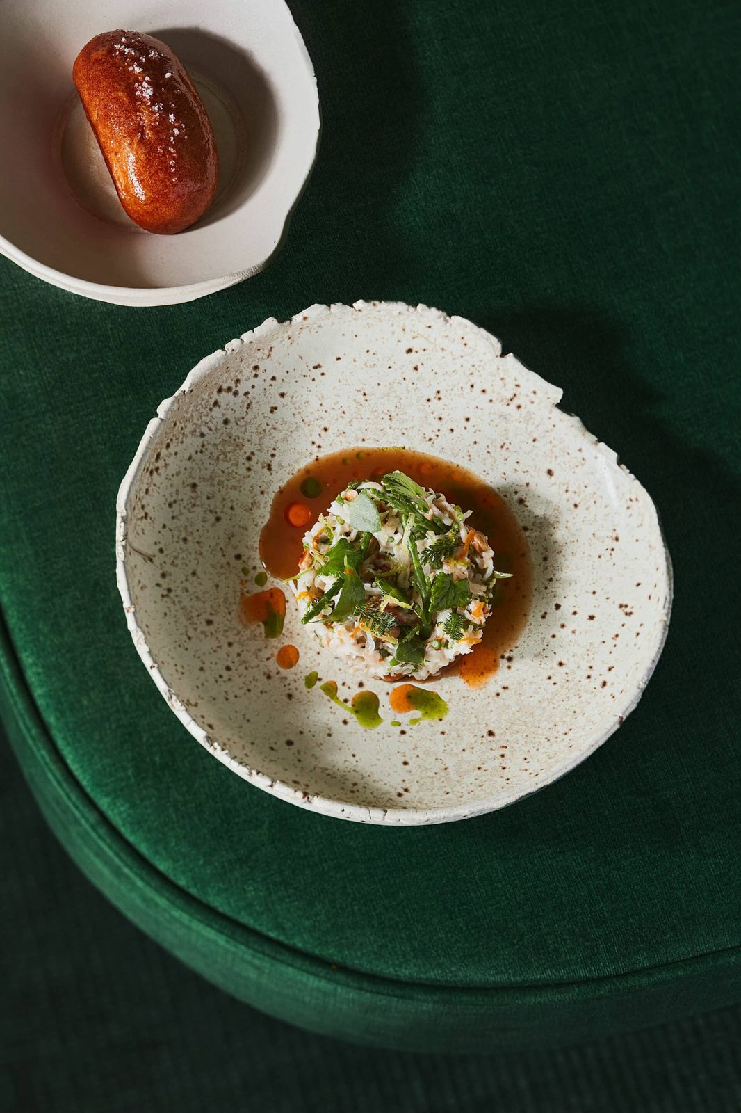 Assiette à base d'oursin servie chez Quartz à Ixelles