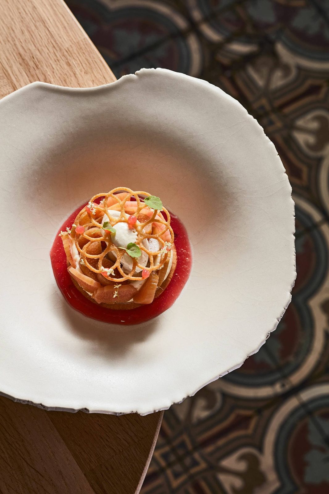 Assiette de tomate et crevettes grises au restaurant Quartz