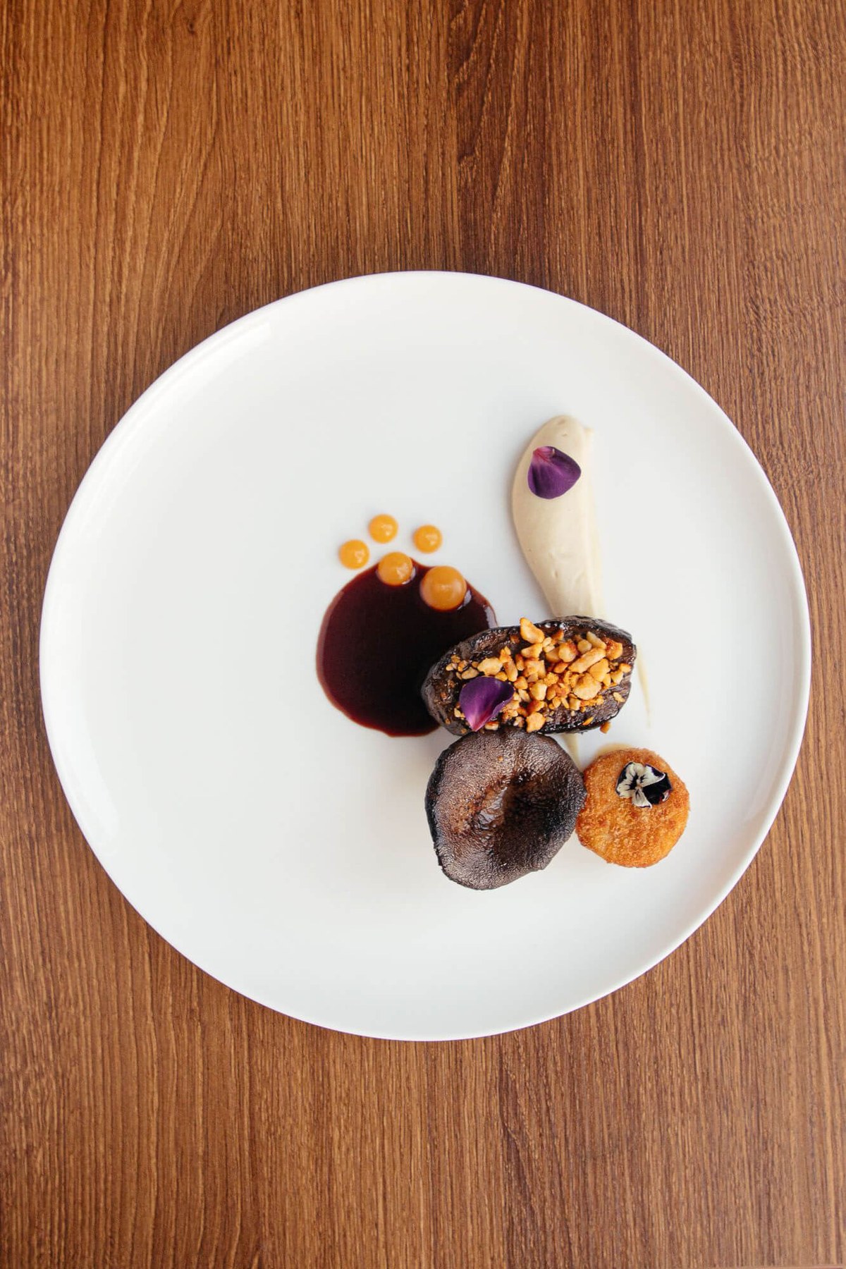 Assiette gastronomique dressée au restaurant Sanzarù à Bruxelles