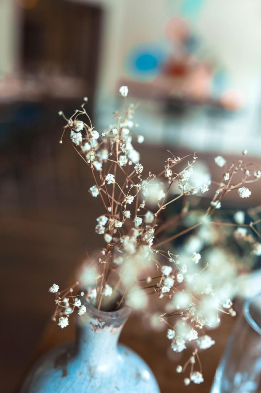 Bouquet de fleurs séchées dans la salle du restaurant Sanzarù à Bruxelles