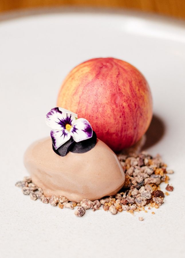 Dessert à la pêche servi au restaurant Sanzarù à Bruxelles