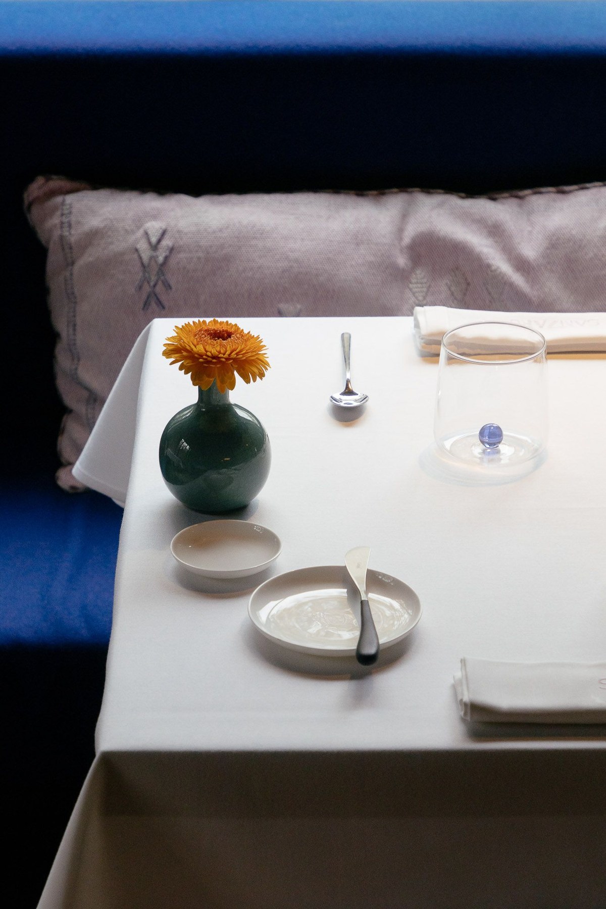 Table dressée au restaurant Sanzarù à Woluwe-Saint-Pierre