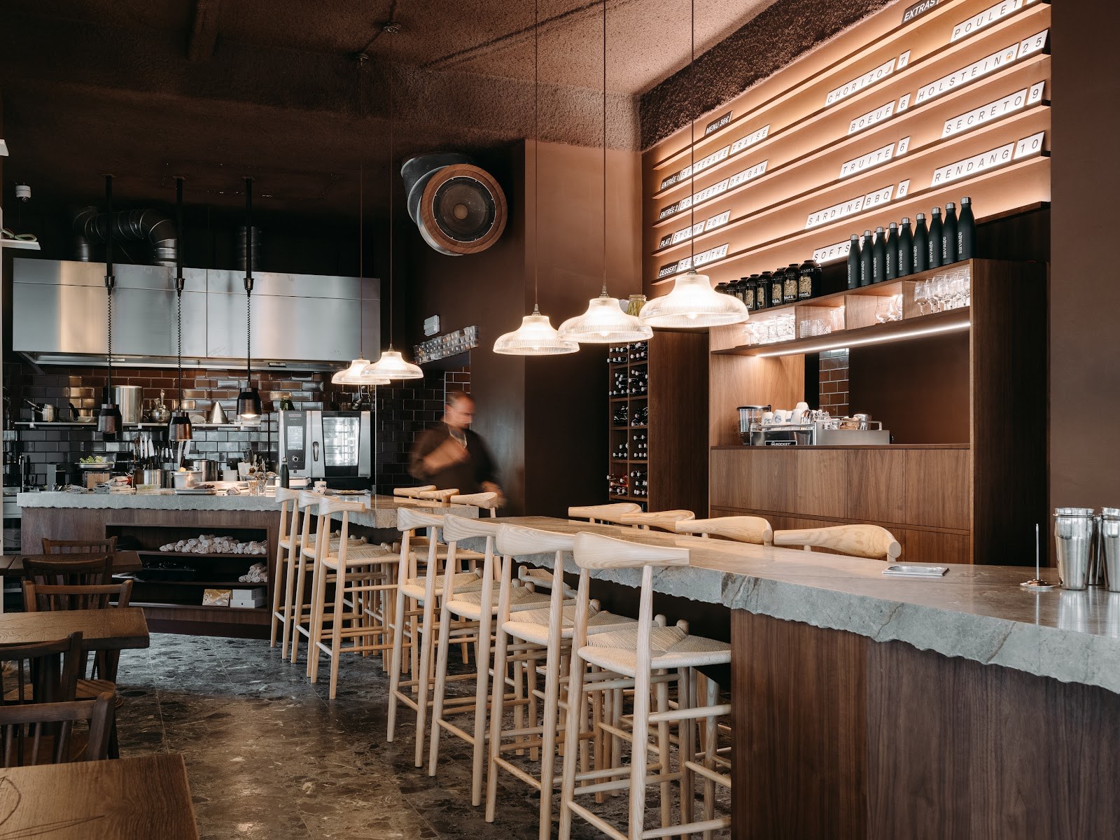 Comptoir et cuisine ouverte du restaurant Savage à Bruxelles