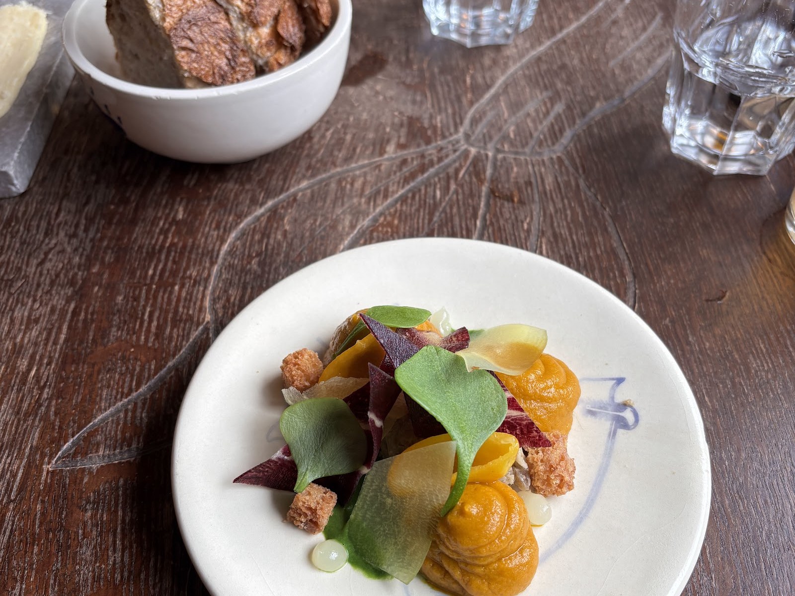 Assiette végétale et pain servis chez Savage, restaurant végétarien d'Ixelles