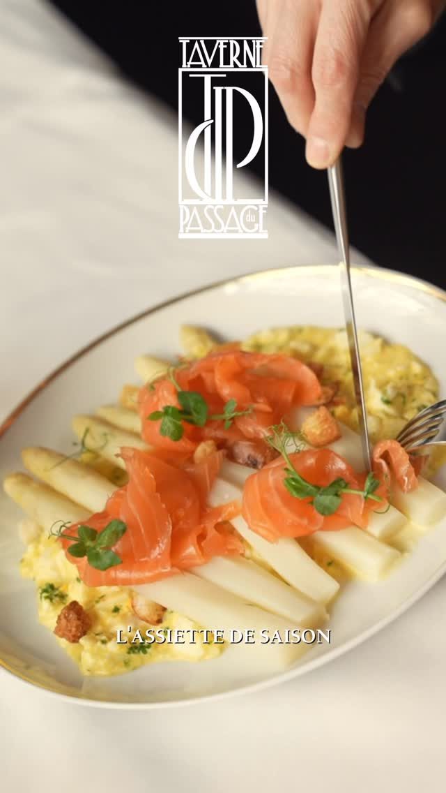 Asperges et saumon fumé servis à La Taverne du Passage