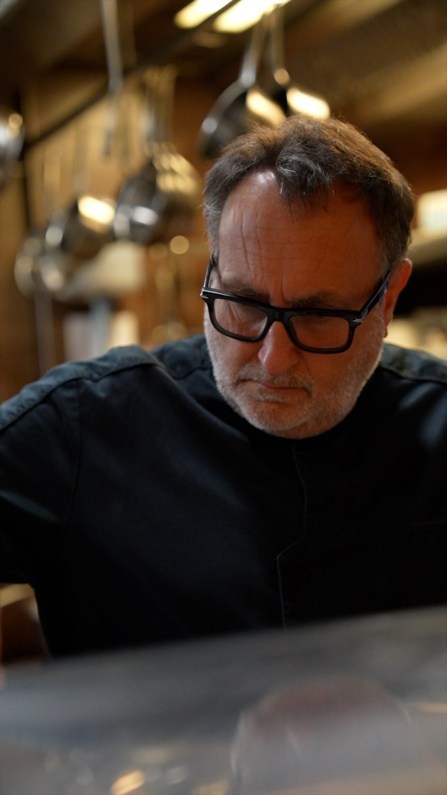 Le chef de La Taverne du Passage au travail en cuisine