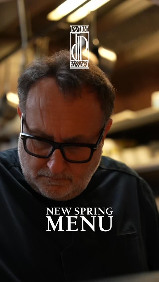 Le chef de La Taverne du Passage présentant la nouvelle carte de printemps