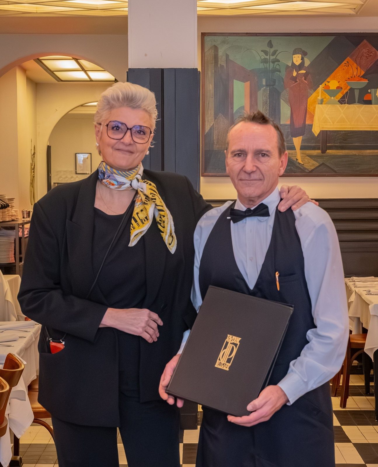 Deux membres de l'équipe de La Taverne du Passage en salle