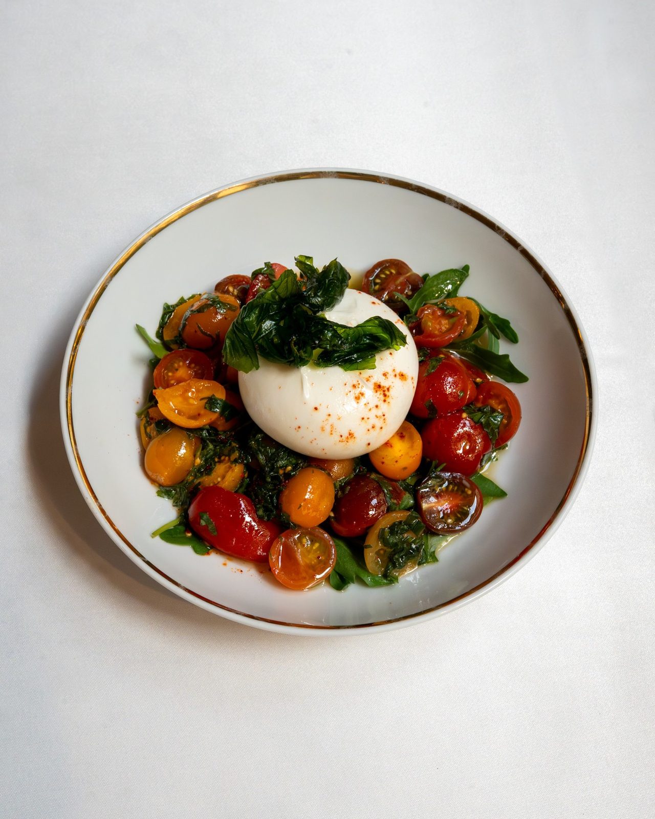 Salade de tomates multicolores, stracciatella et pesto rouge