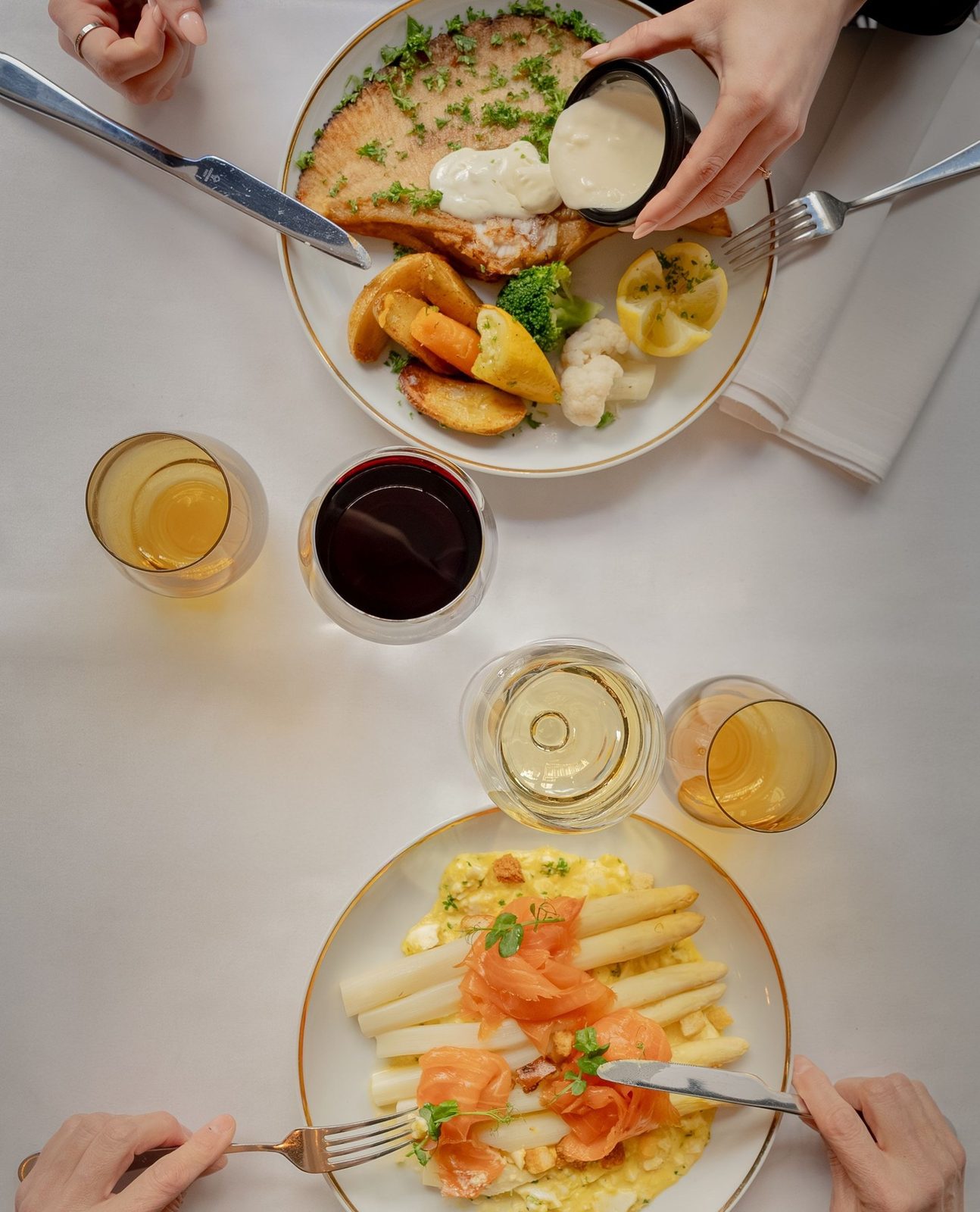 Table dressée pour un repas à partager à La Taverne du Passage