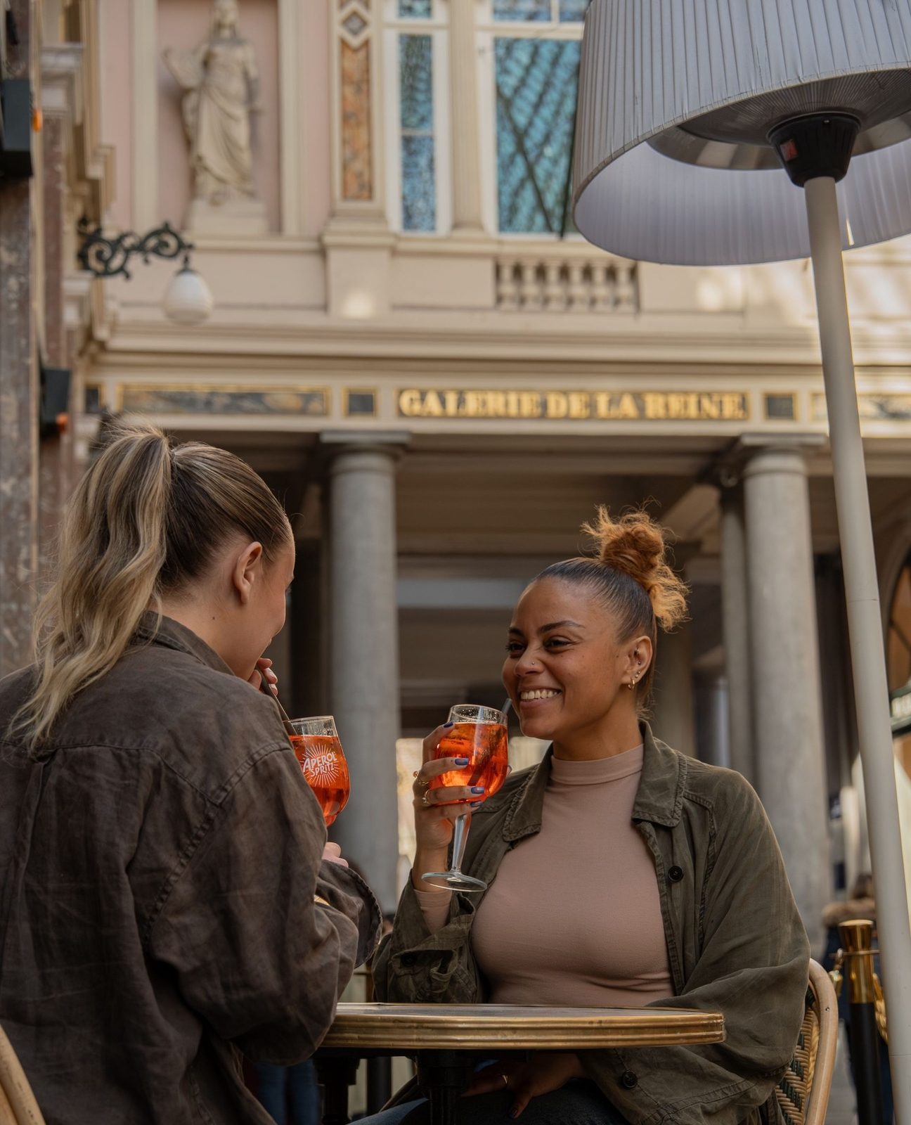 Terrasse de La Taverne du Passage sous la verrière de la Galerie de la Reine