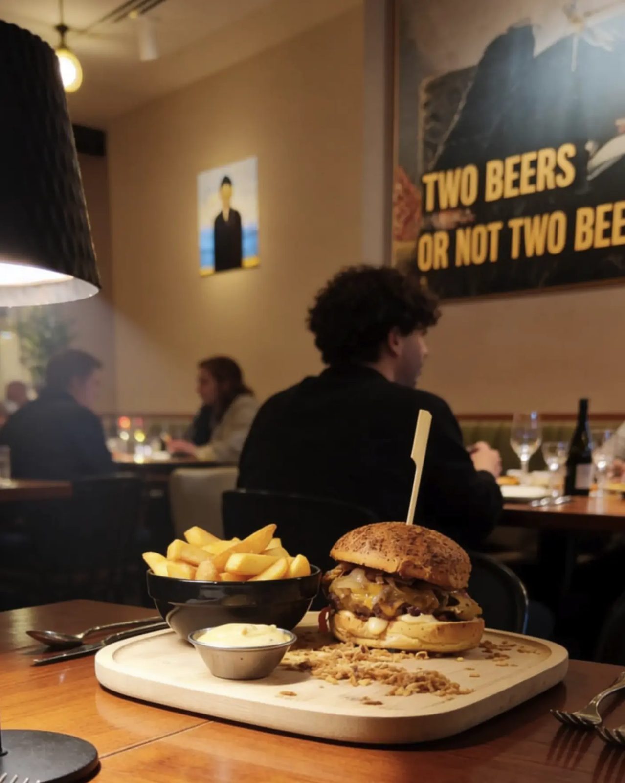 Burger servi en salle au Beer's Garden à Bruxelles