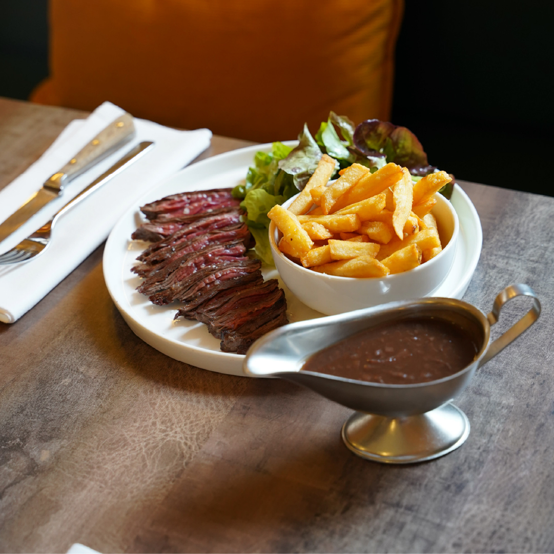 Bavette, sauce aux échalotes et frites servies à The Brasserie