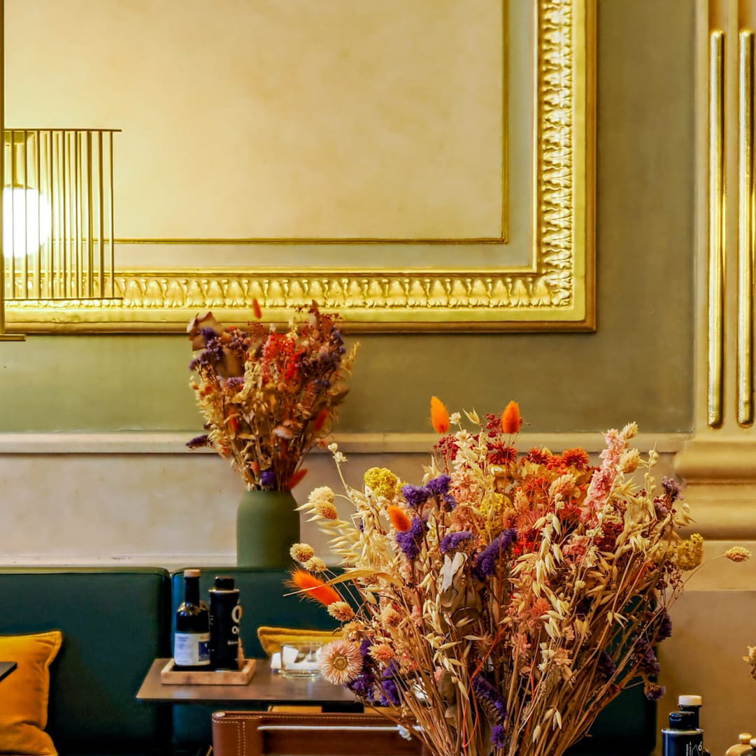 Détail de décor et fleurs séchées dans la salle de The Brasserie