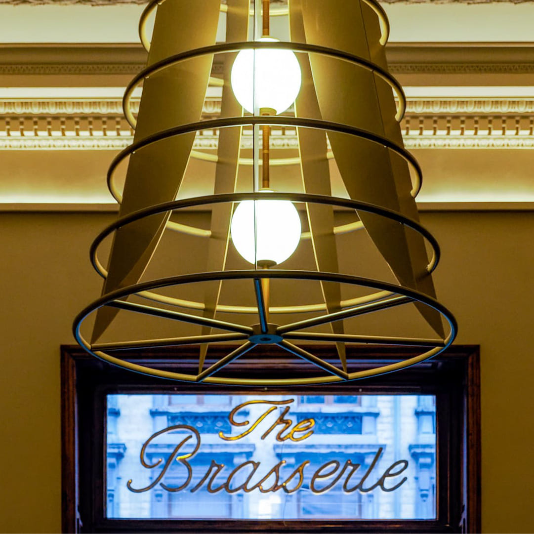 Enseigne peinte The Brasserie sur la vitrine de la Bourse de Bruxelles