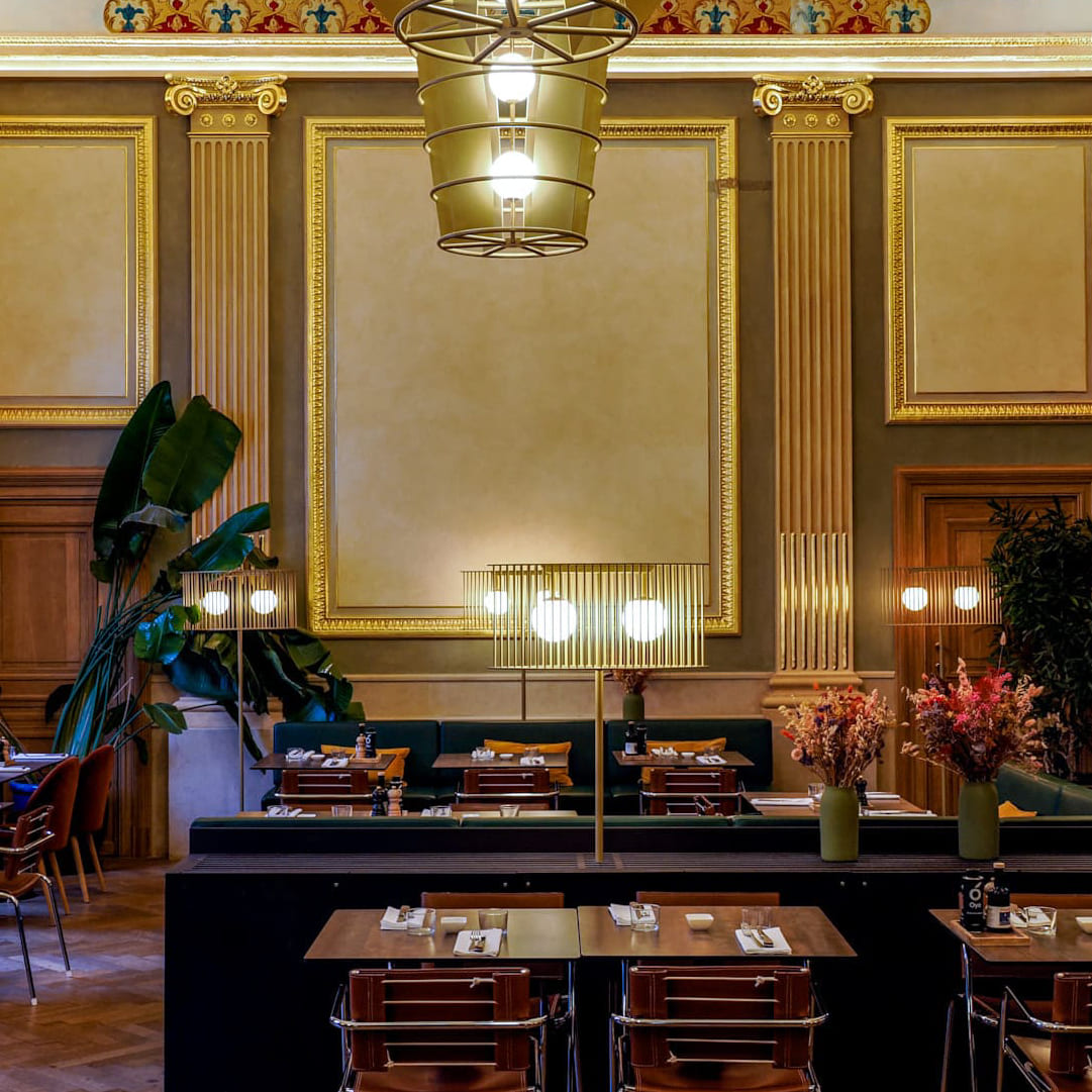 Lambris et dorures de la salle de The Brasserie, boulevard Anspach