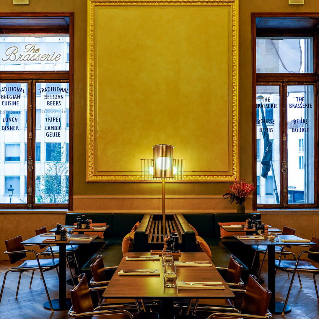 Salle de The Brasserie et ses fenêtres donnant sur le boulevard Anspach