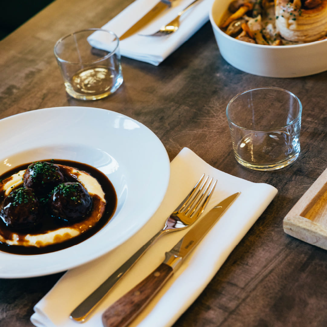 Table dressée avec un plat et des moules à The Brasserie