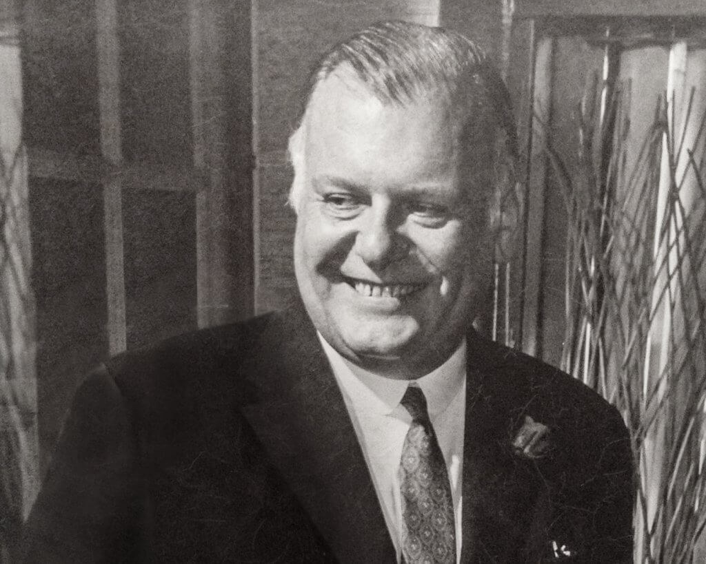 Portrait en noir et blanc d'Albert Niels, fondateur du Vieux Saint Martin en 1968