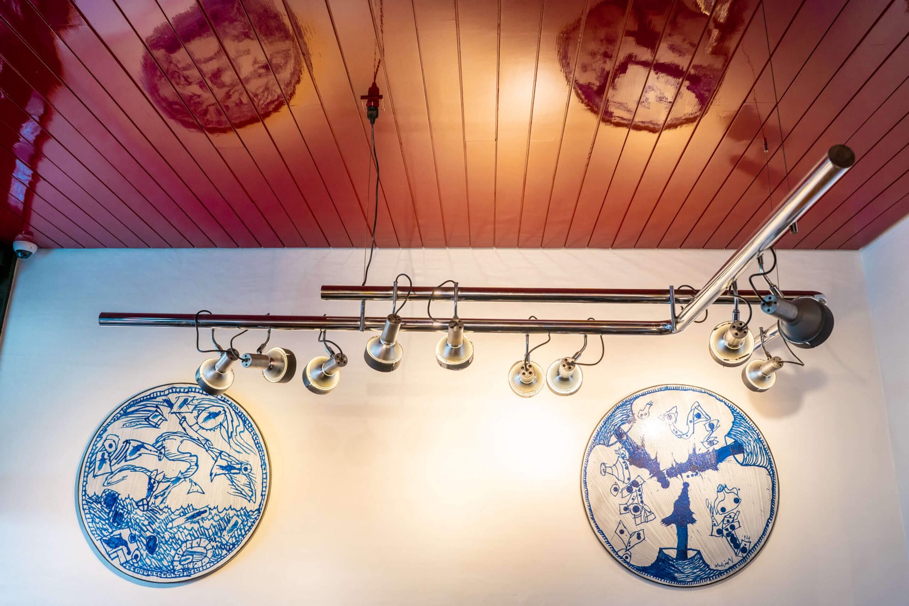 Assiettes en faïence bleue accrochées au mur sous le plafond rouge du Vieux Saint Martin