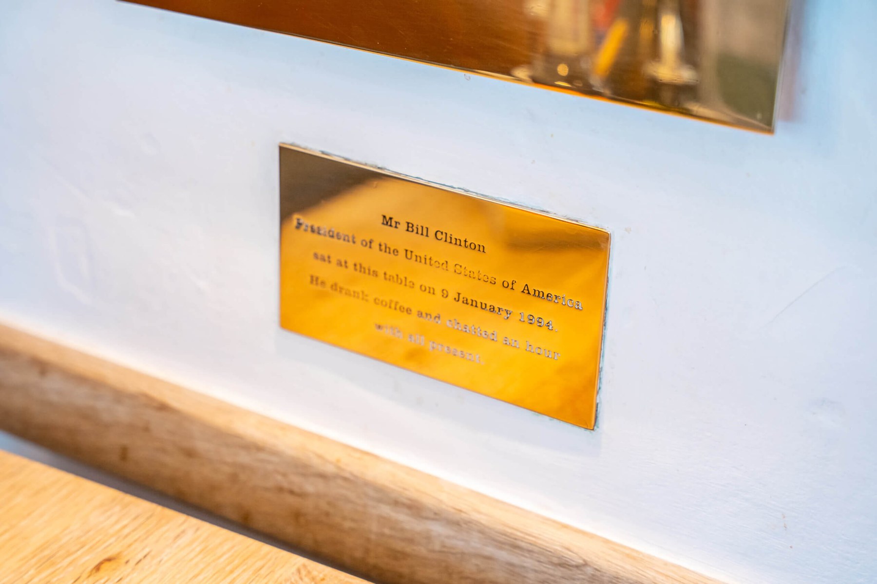 Plaque commémorative de la visite de Bill Clinton Au Vieux Saint Martin