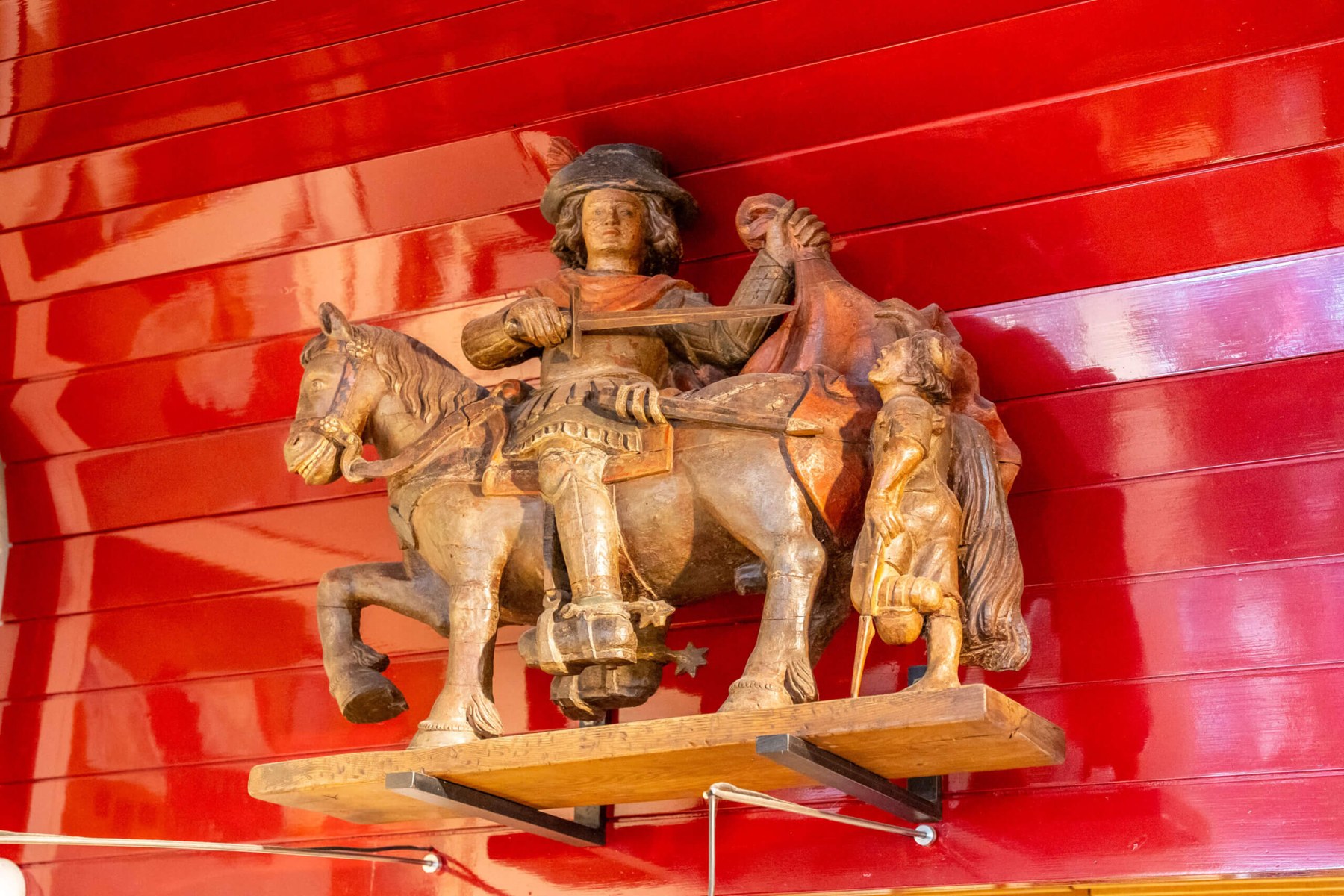 Sculpture en bois de saint Martin à cheval, emblème du restaurant Au Vieux Saint Martin
