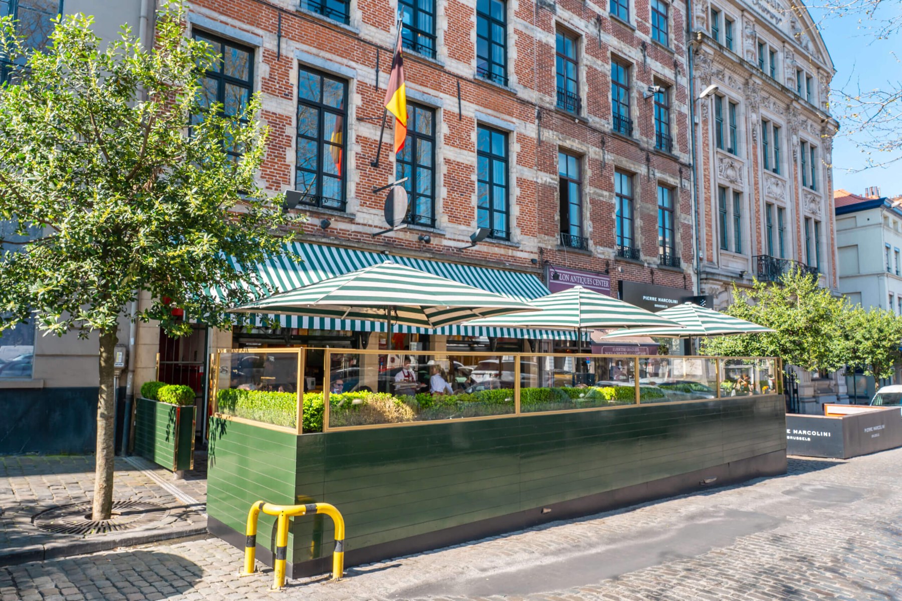 Terrasse et façade d'Au Vieux Saint Martin sur la place du Grand Sablon à Bruxelles