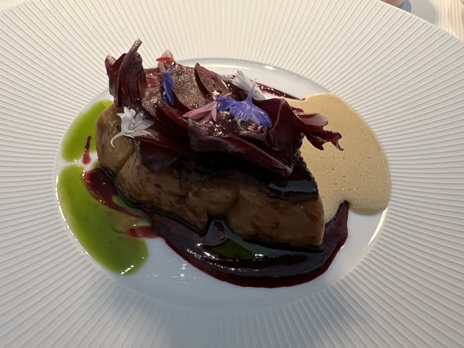 Assiette gastronomique dressée au restaurant La Villa Lorraine à Bruxelles