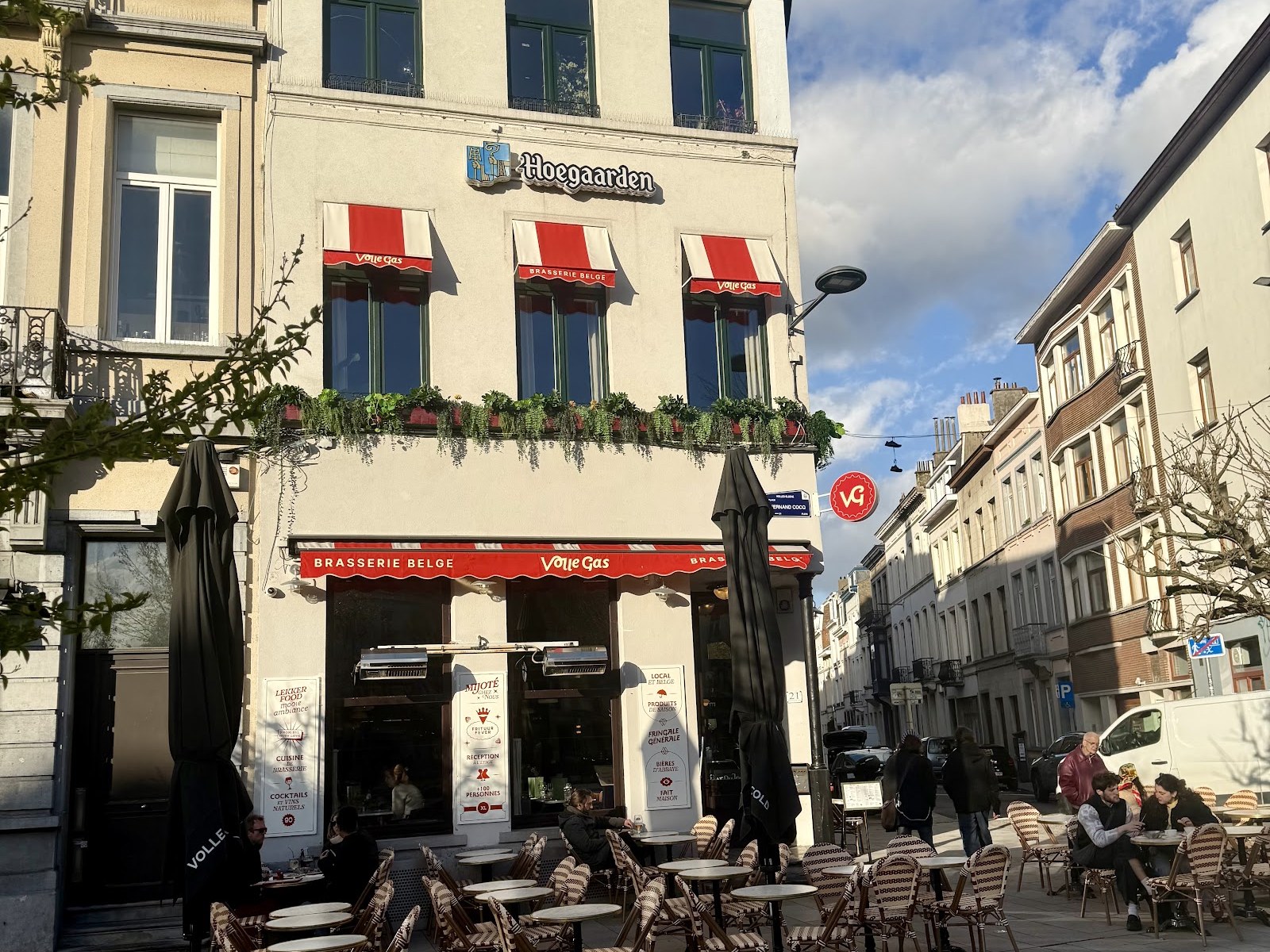 Façade et terrasse de la brasserie Volle Gas sur la place Fernand Cocq à Ixelles