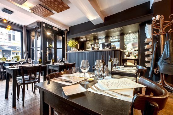 Comptoir et verres à vin du Wine Bar des Marolles