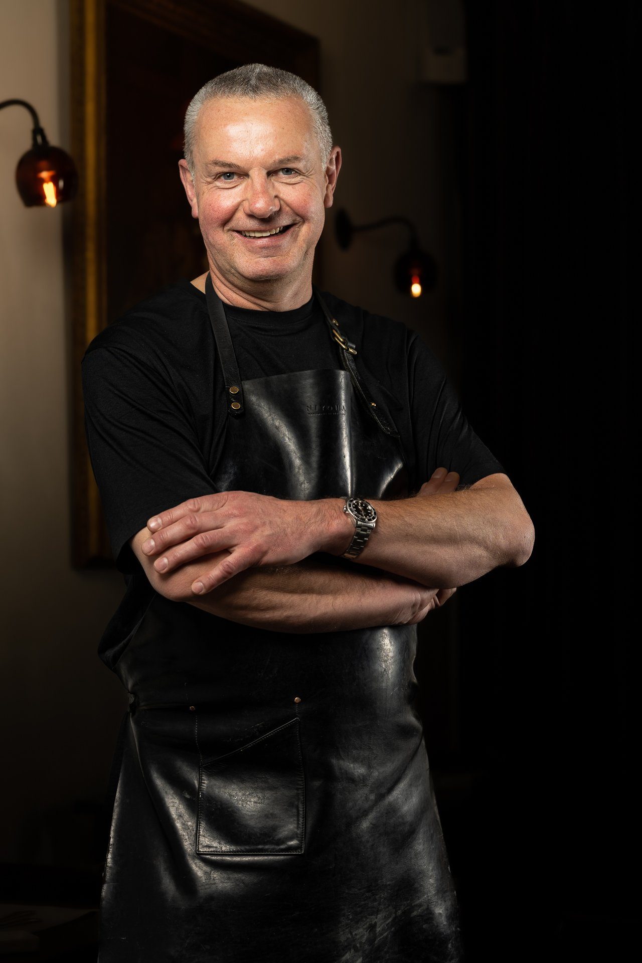 Portrait du chef Alex Van Kalck du Wine Bar des Marolles, en tablier de cuir