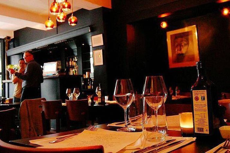 Verres et bouteille de vin sur une table du Wine Bar des Marolles