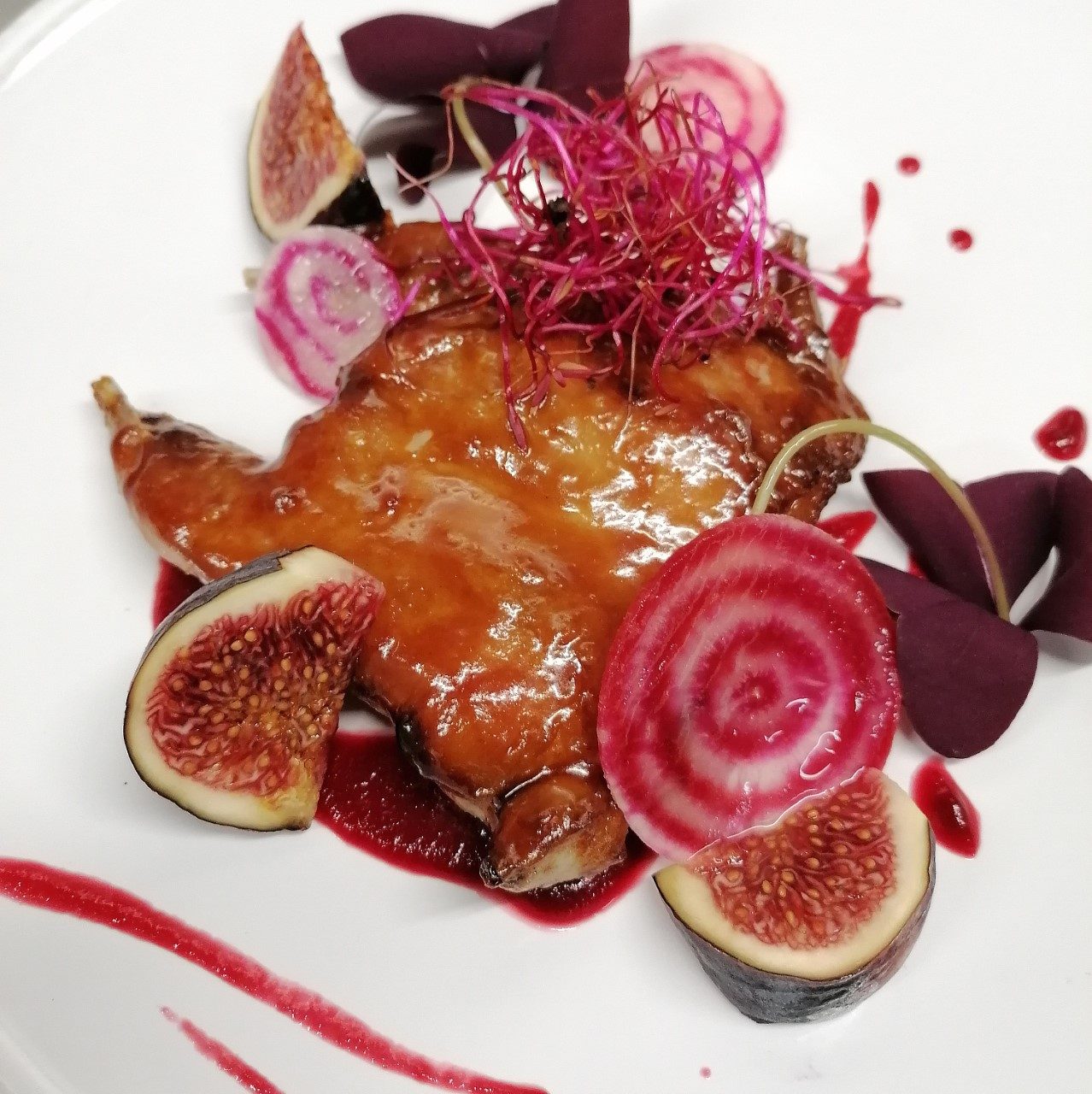 Assiette de saison aux figues et betterave chioggia au Wine Bar des Marolles