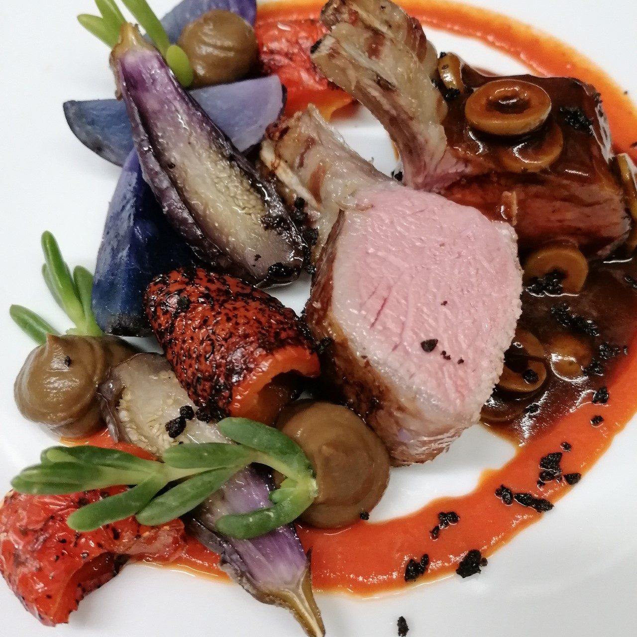 Viande rosée et légumes glacés dans une assiette du Wine Bar des Marolles