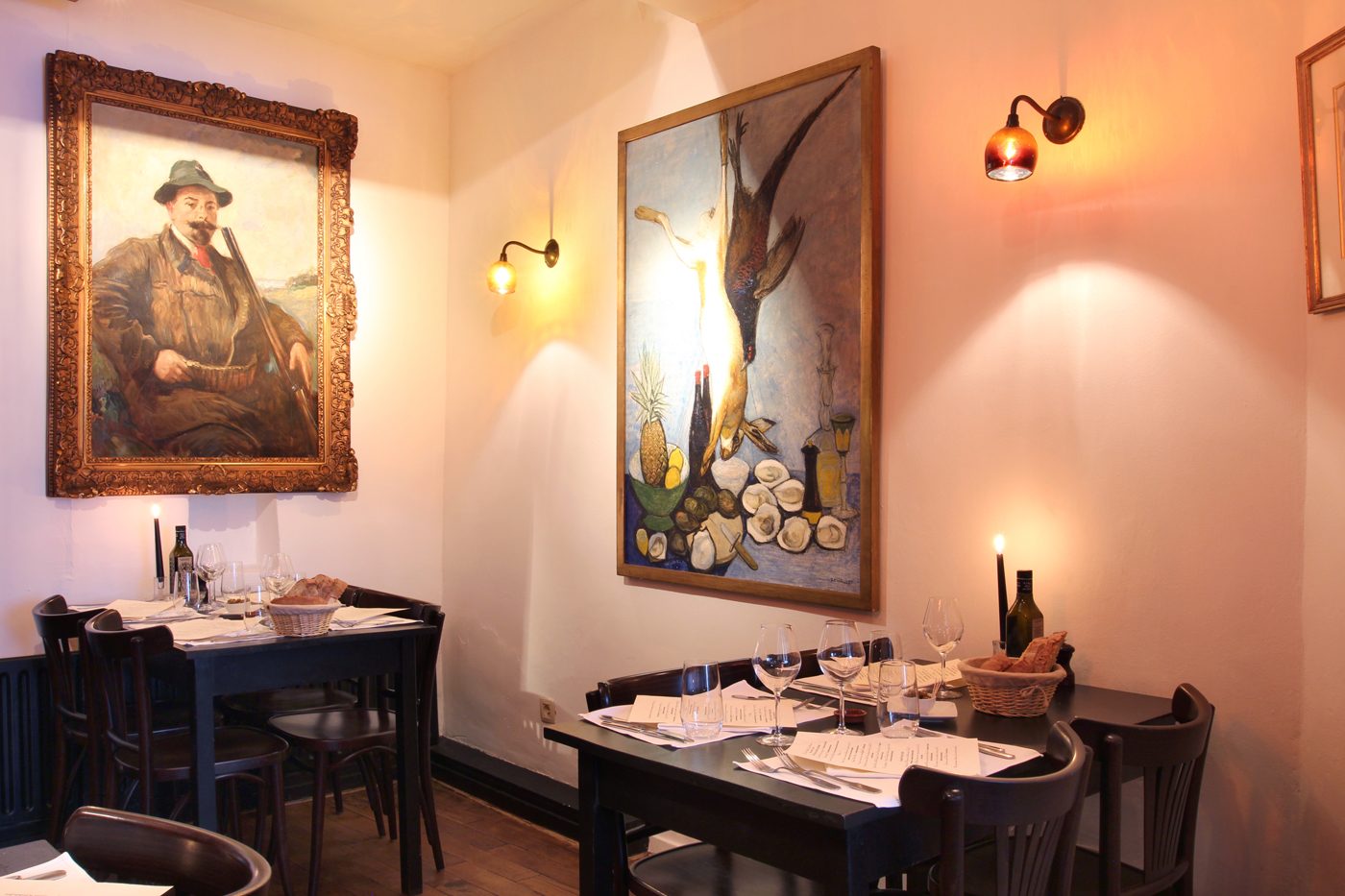 Coin de salle du Wine Bar des Marolles avec un grand portrait peint