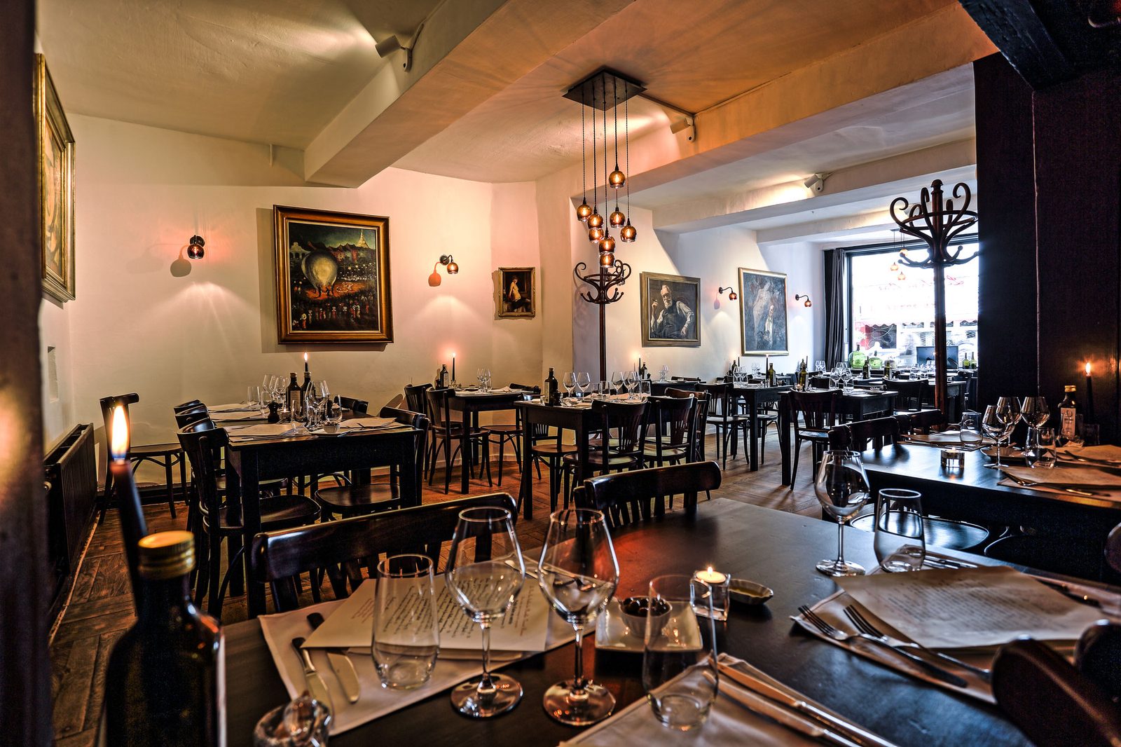 Salle principale du Wine Bar des Marolles ouverte sur la rue Haute