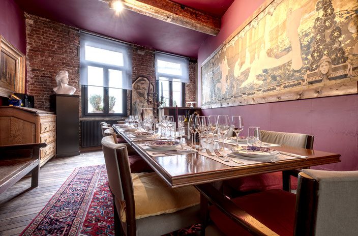 Salon privatif du premier étage du Wine Bar des Marolles, avec fresque murale