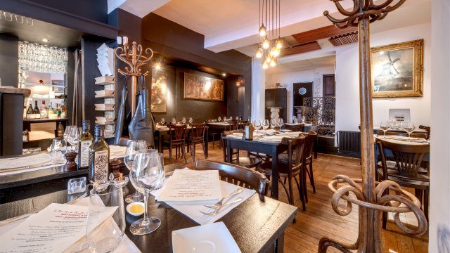 Table dressée avec verres à vin au Wine Bar des Marolles